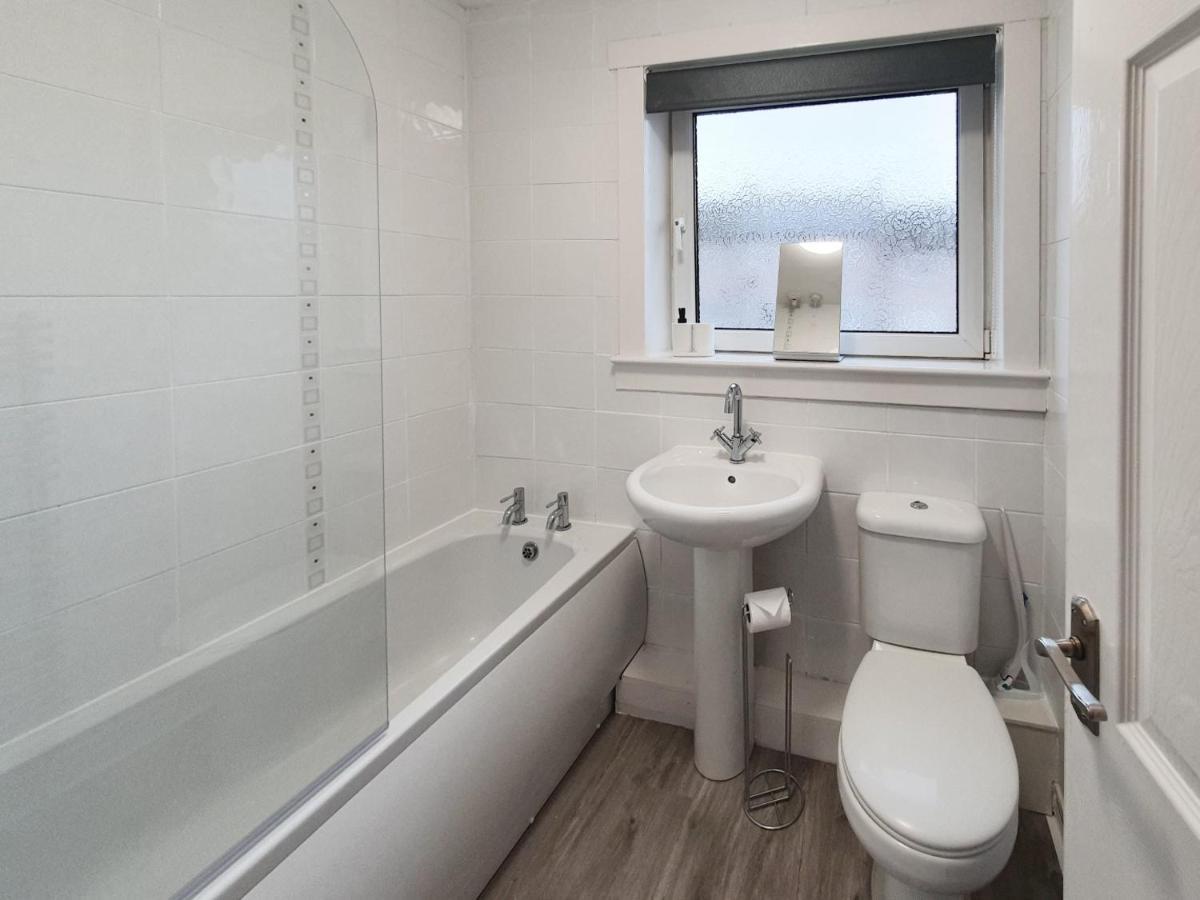3 Bedroom House Amazon M90 Dunfermline Edinburgh Extérieur photo
